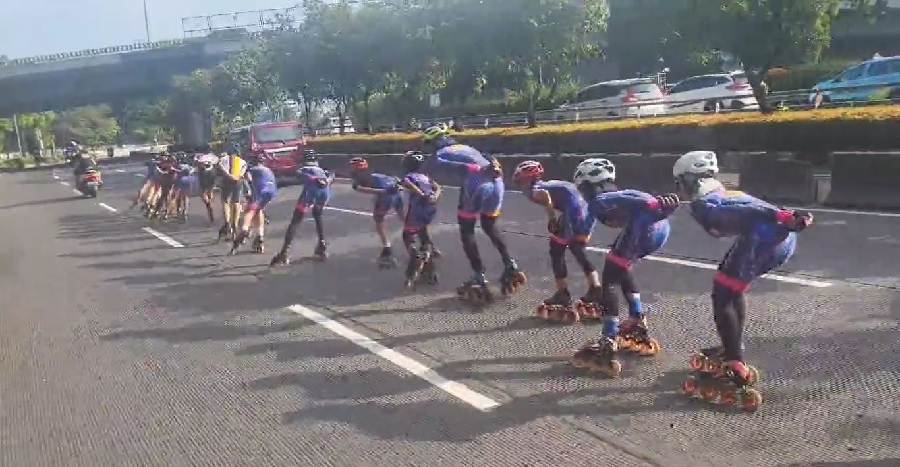 Video Viral Twitter Rombongan Sepatu Roda Lintasi Jalan Raya - twitter @pativ7